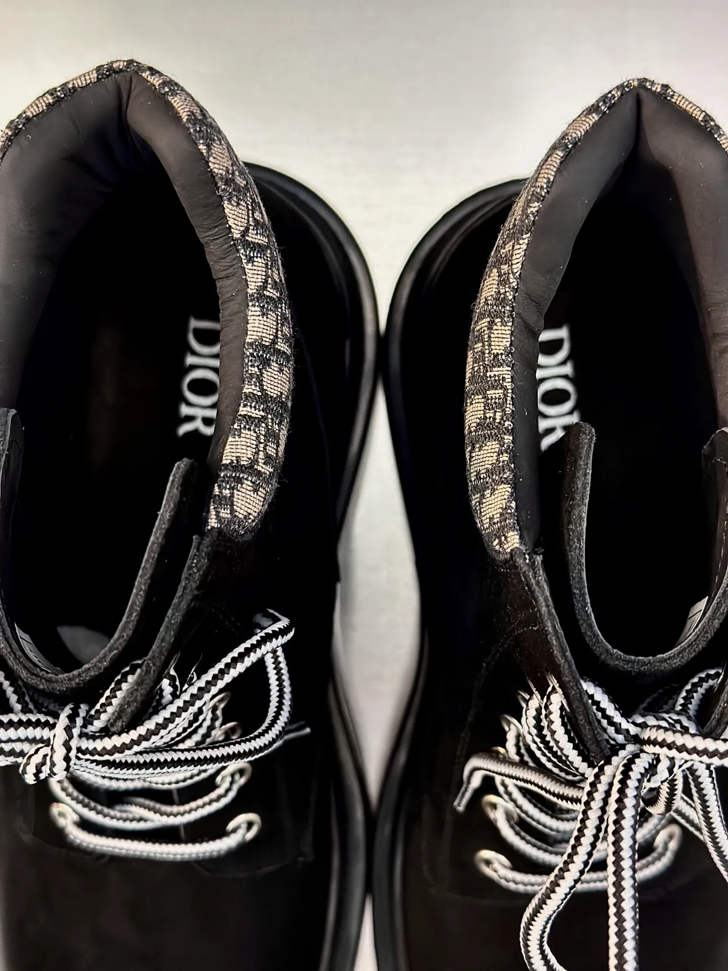 Men's shoes 💰960 Dior Dior high-top sneakers, top-quality goods produced in Dongguan, show version, leading counter trial style, Nappa cowhide material, light and breathable, soft and comfortable, easier to put on and take off, calfskin leather edging, distinctive sports style, genuine leather tongue Dior letter badge, showing the brand style, lightweight embossed pattern rubber sole, light and genuine leather feet, with original packaging Size: 39-40-41-42-43-44 (45, 46 customized) leather shoe size